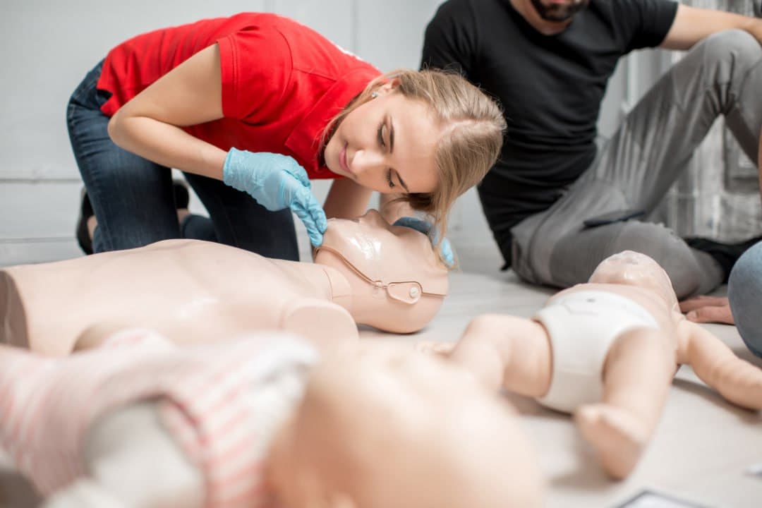 Инструктор показывает как оказывать помощь ребенку